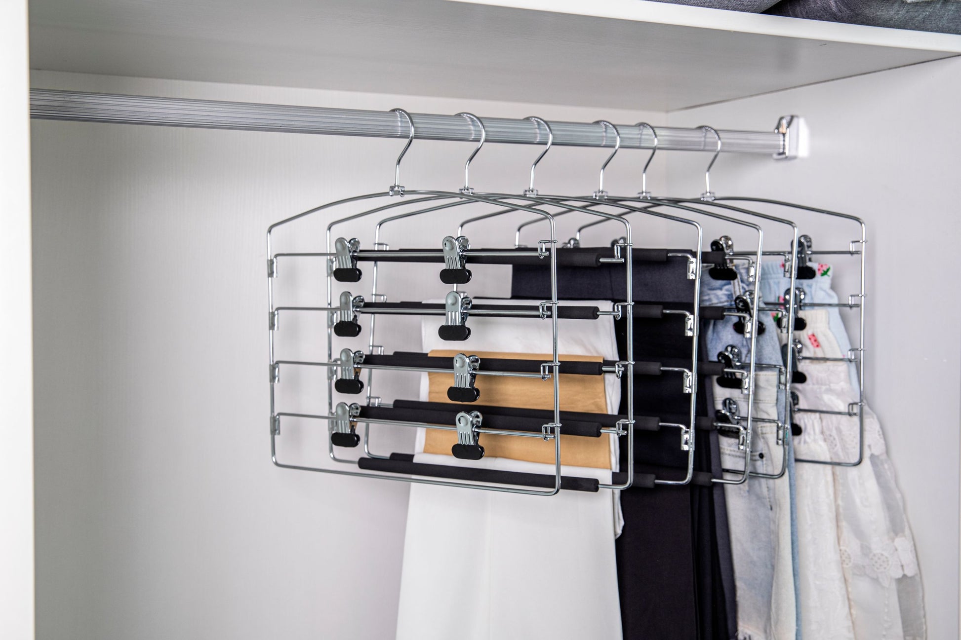 M061 - Heavy Duty 4 Tier Hanger Rack with Clips - 30 pcs