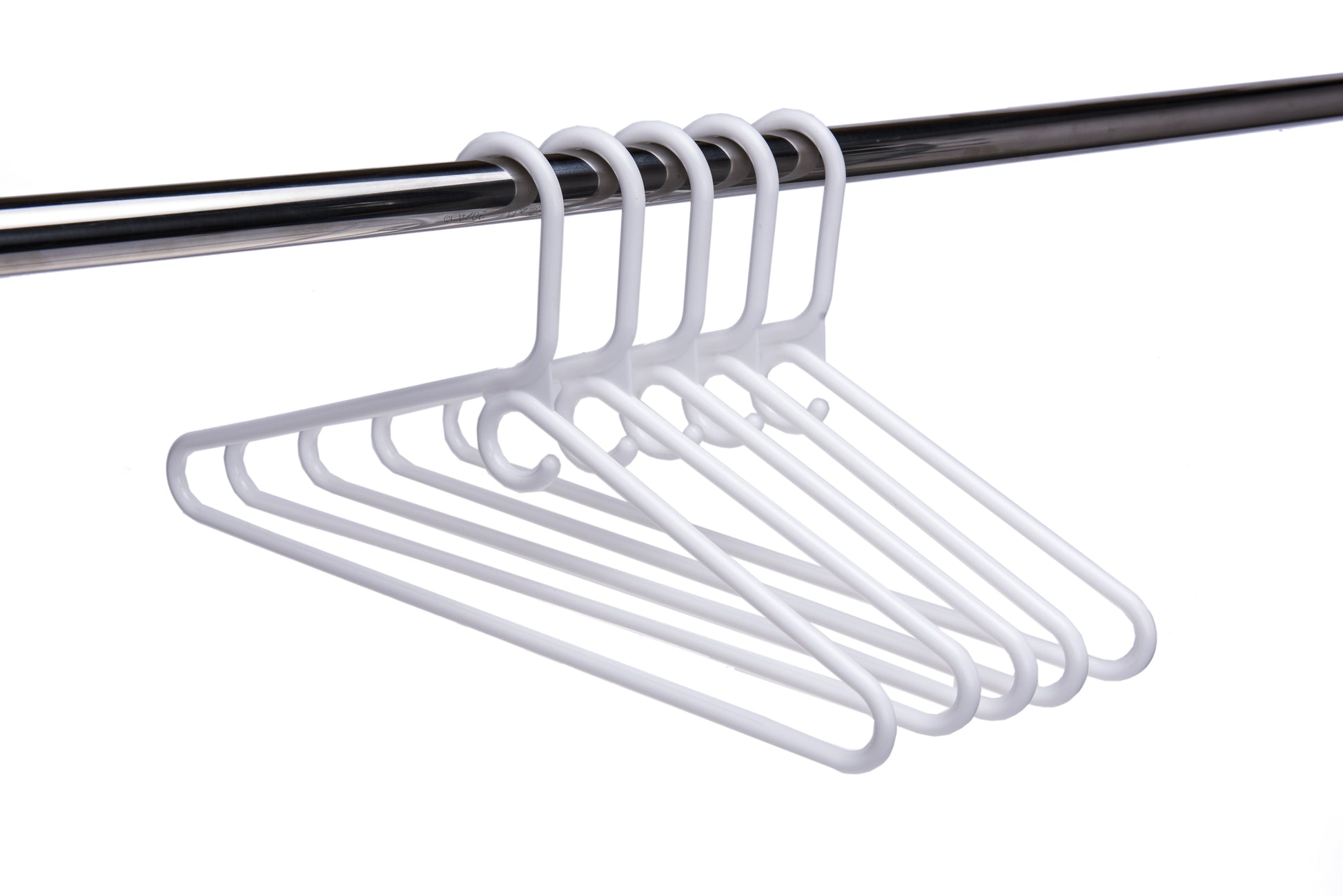 P031 - Plastic Heavy-Duty Hanger White - 90 Hangers