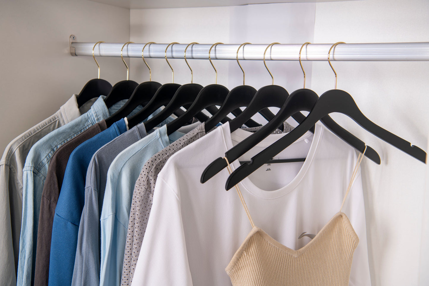 WS70 BK - Ultra Slim Suit Hangers with Pant Bar Black and Gold Hook - 100 Pcs 