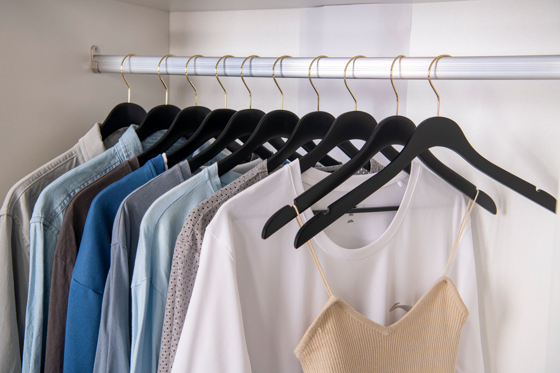 WS70 BK - Ultra Slim Suit Hangers with Pant Bar Black and Gold Hook - 100 Pcs 