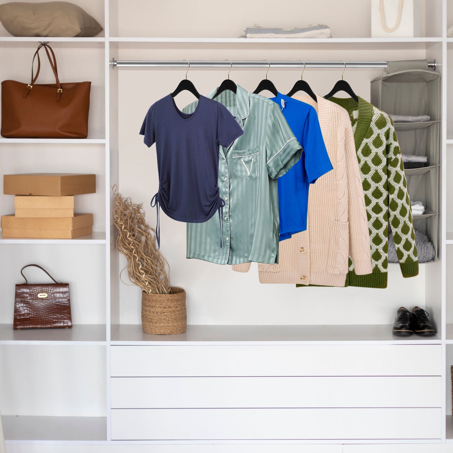 WS71-BK - Ultra Slim Suit Coat Hangers Black With Gold Hook - 100 Hangers